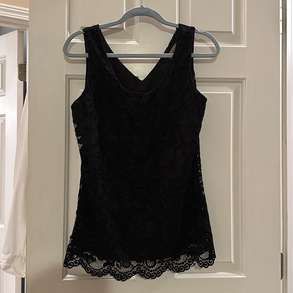 Black lace sleeveless top, excellent condition!! Size: L